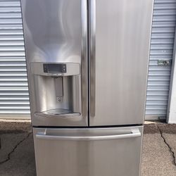 GE French door stainless steel refrigerator in good condition, clean and nice, one month warranty, delivery available W36-D27-H69