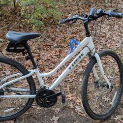 Trek Verve 1 White  Al Hybrid Bike XS with Helmet, Tire Pump, and Accessories