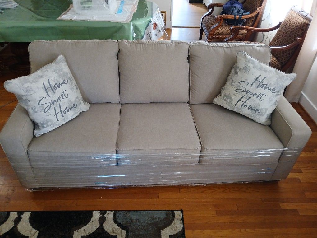 2 Couches Brand New With tags 