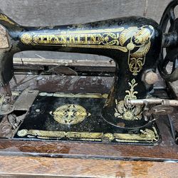  Vintage sewing machine