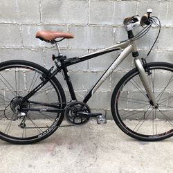 Trek 7500 hybrid bike size 17.5” Looks and rides good.