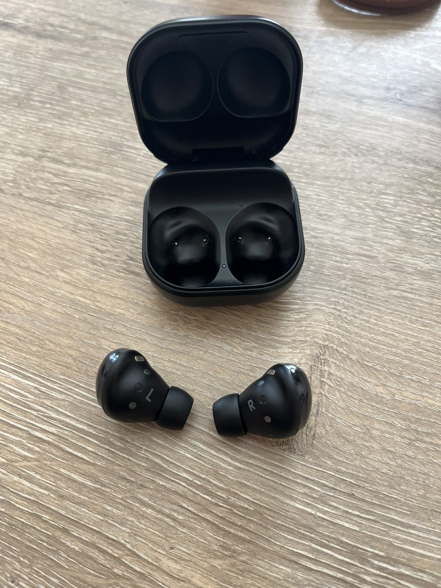 Samsung Galaxy Buds2 Pro SM-R190 + Water Resistant Cover – Excellent Condition
