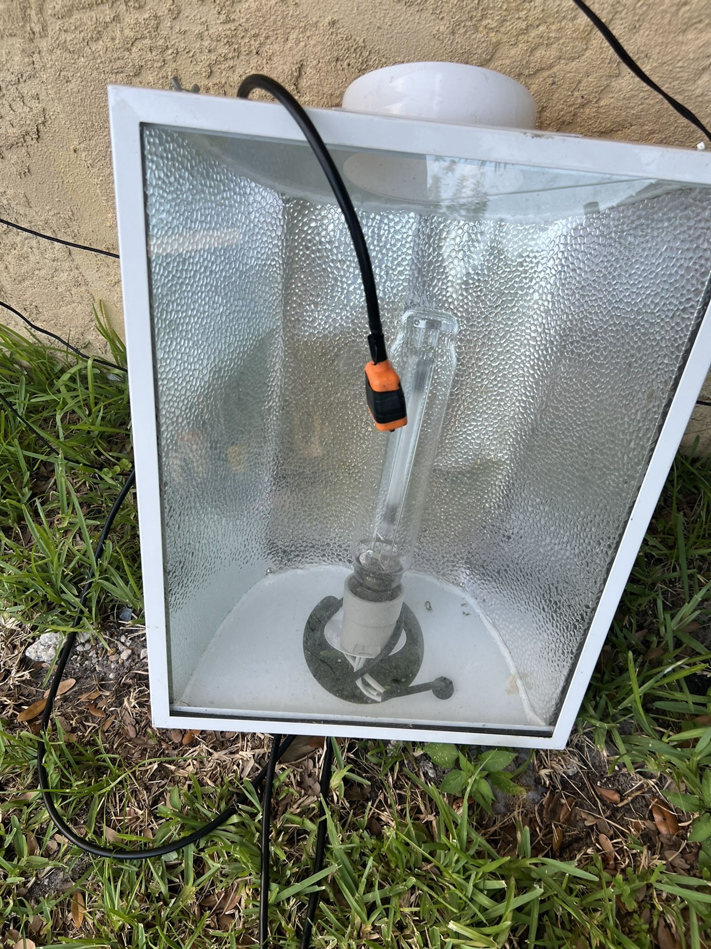 Large Hydroponic Light. Left Behind By Tenant UK PLUG