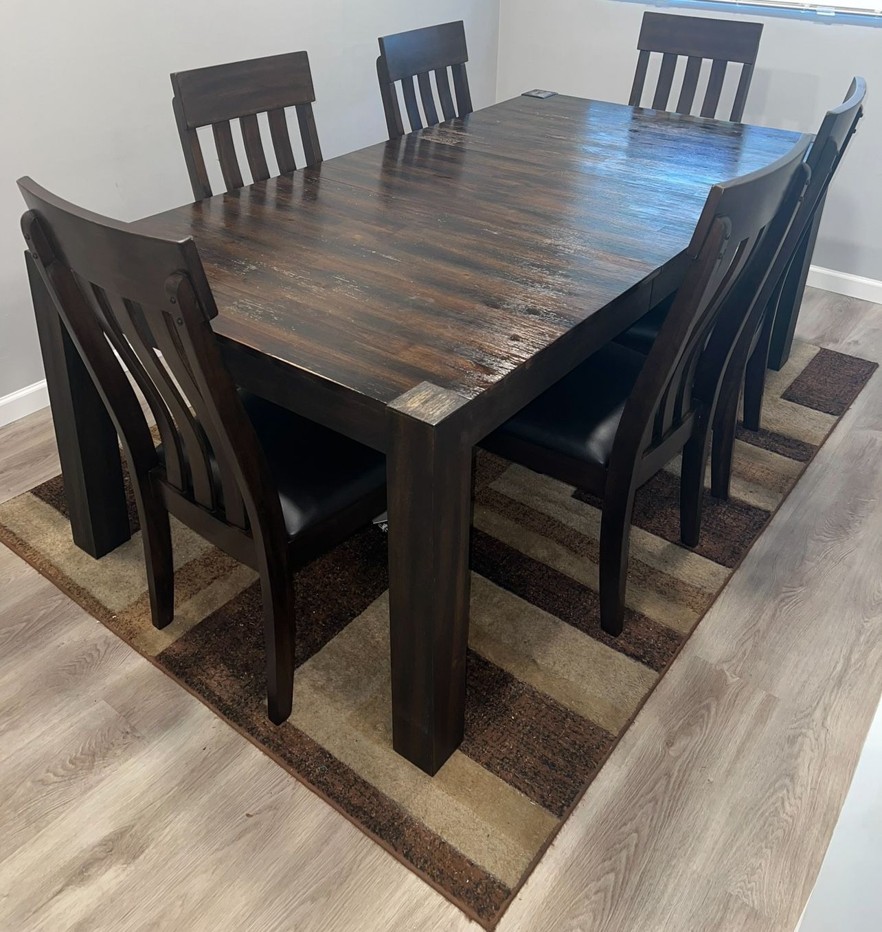 Wood Dining Room Table & Chairs 