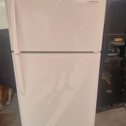 Frigidaire Apartment Size Refrigerator With Extra Space 