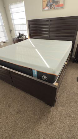 Tempur-Pedic Luxebreeze Cool King Mattress