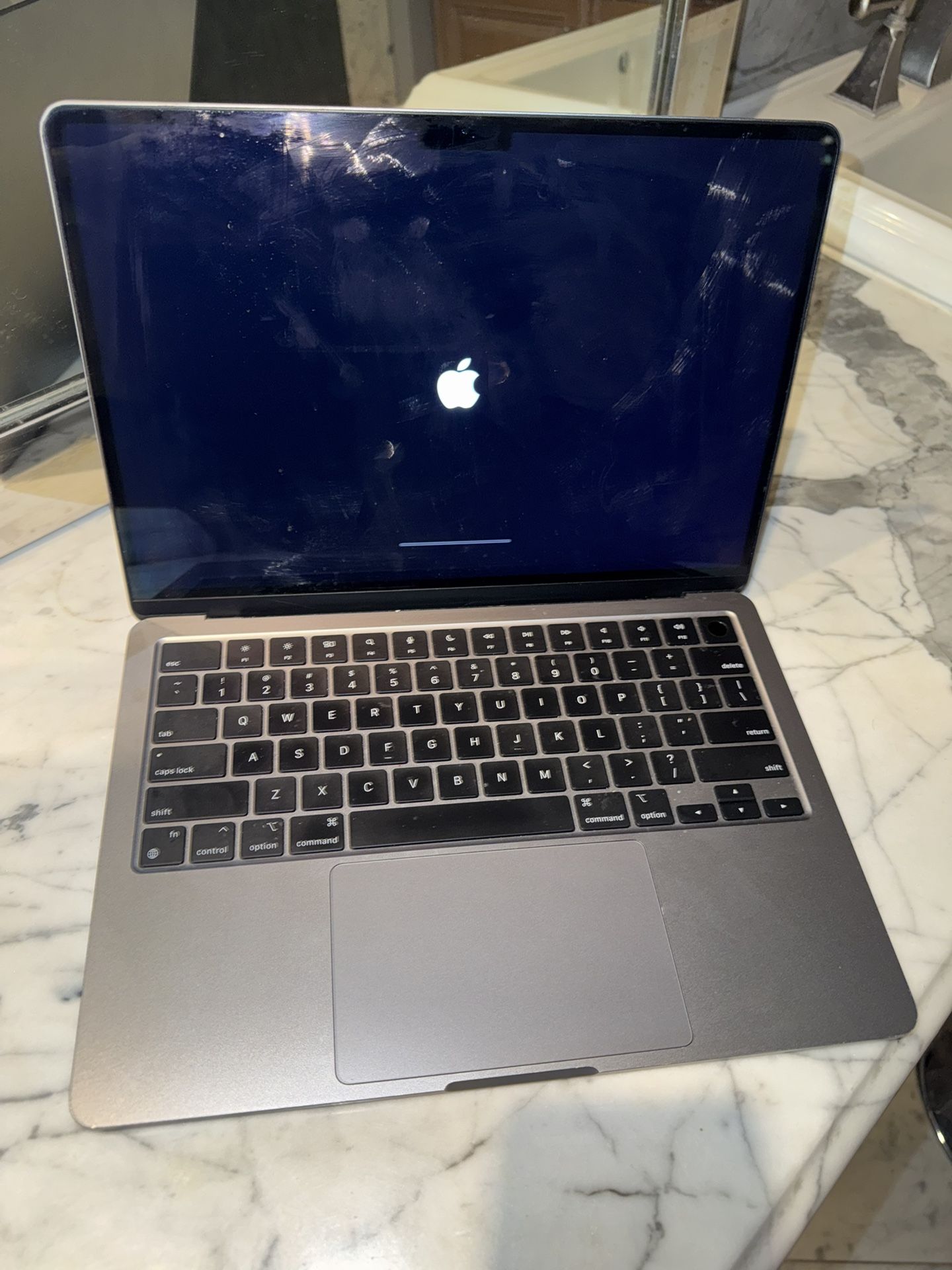 2022 Macbook Air 13.6” Space Grey M2 8GB 256GB Like New
