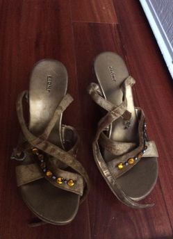 Shoes high wedges kind golds color 71/2