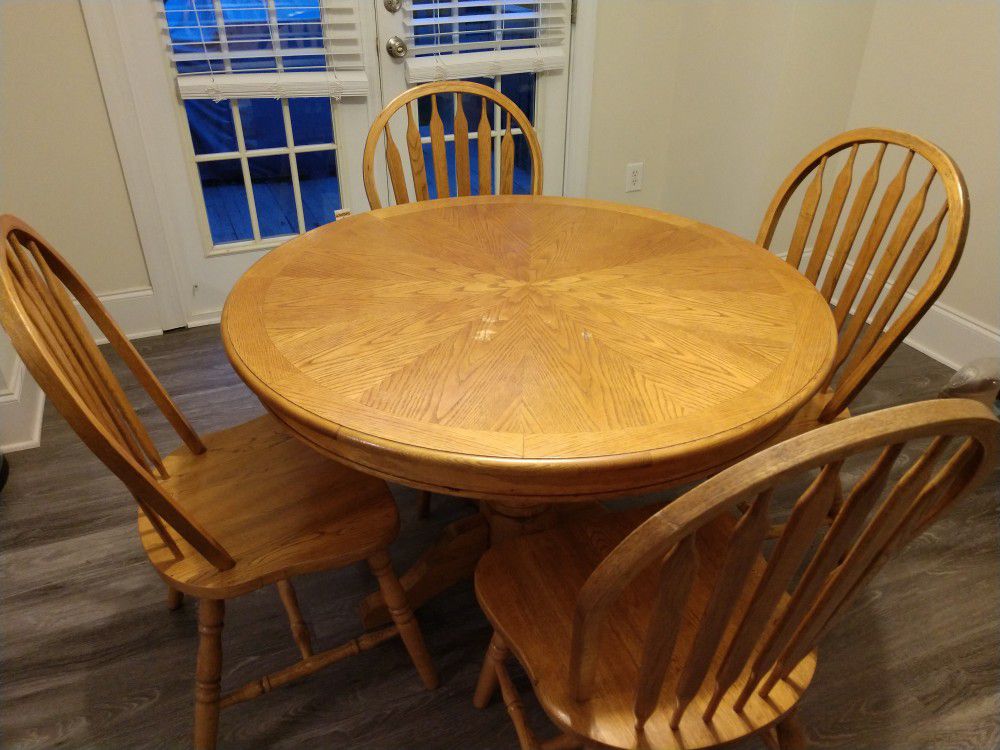 Kitchen / Breakfast table, 42-inch round