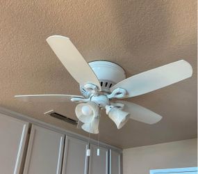 Hunter Bay 42” Hugger Ceiling Fan – White, 5 Blades + Lights