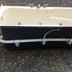 Aker Whirlpool. (Alcove installation)