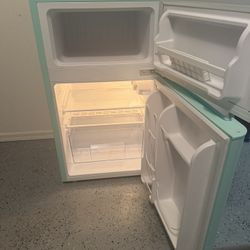 Classic Mini Fridge 