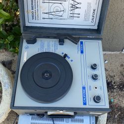 1400 Series Portable Phonograph 