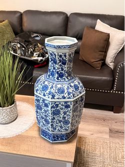 17th century  Chinese. Qing Dynasty  ￼ceramic Vase