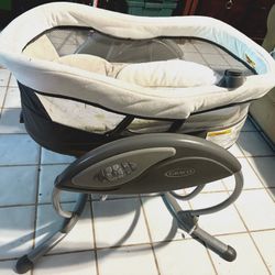 Graco Duoglider Swinging Bassinet 