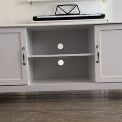 TV  STAND, Ancho 16 in,Largo 57 1/2 in.  Alto 24 in.precio firme, pick up only.