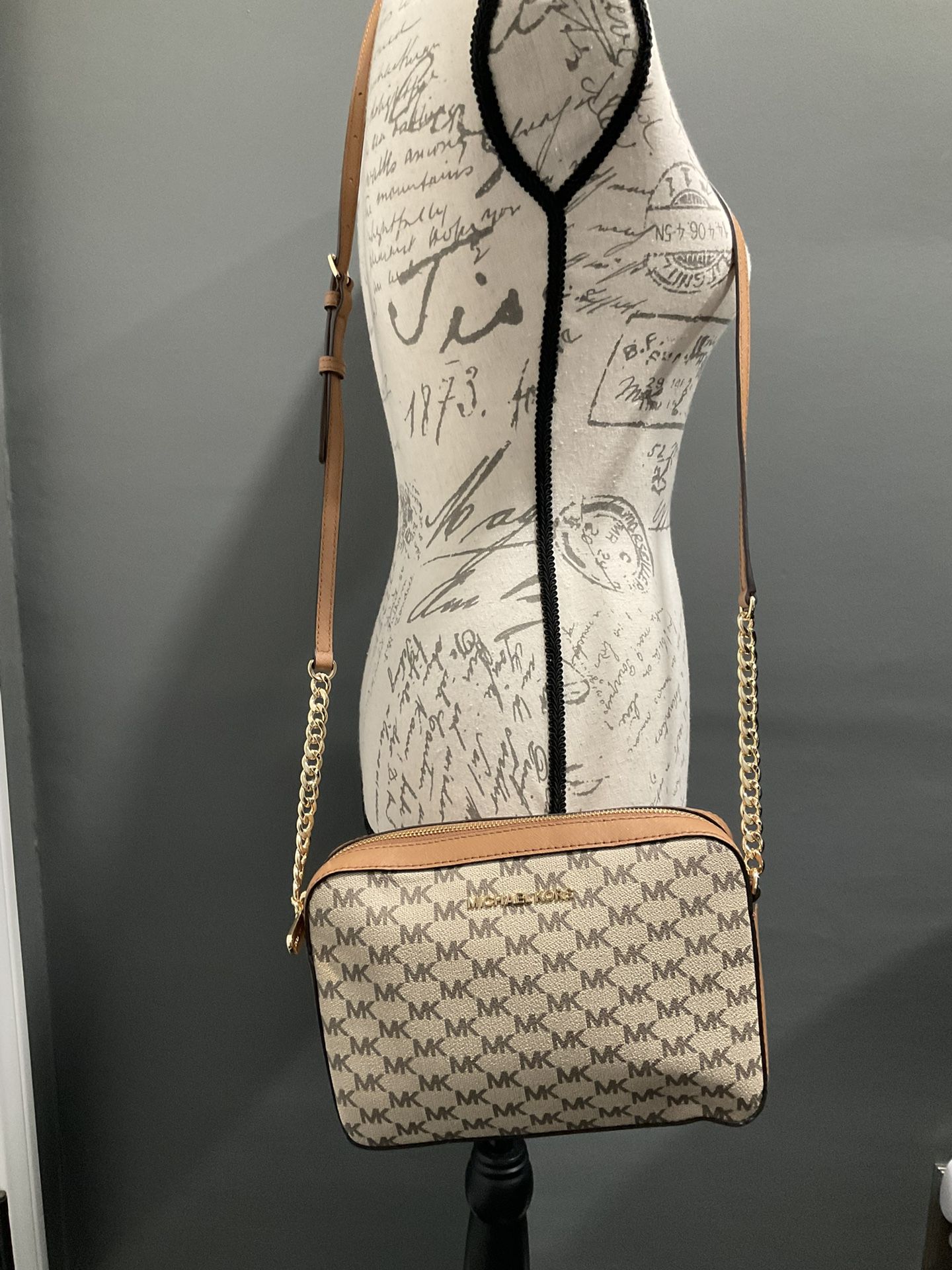 Michael Kors Jet Set Large Logo Shoulder Bag for Sale in Bloomingdale, IL -  OfferUp