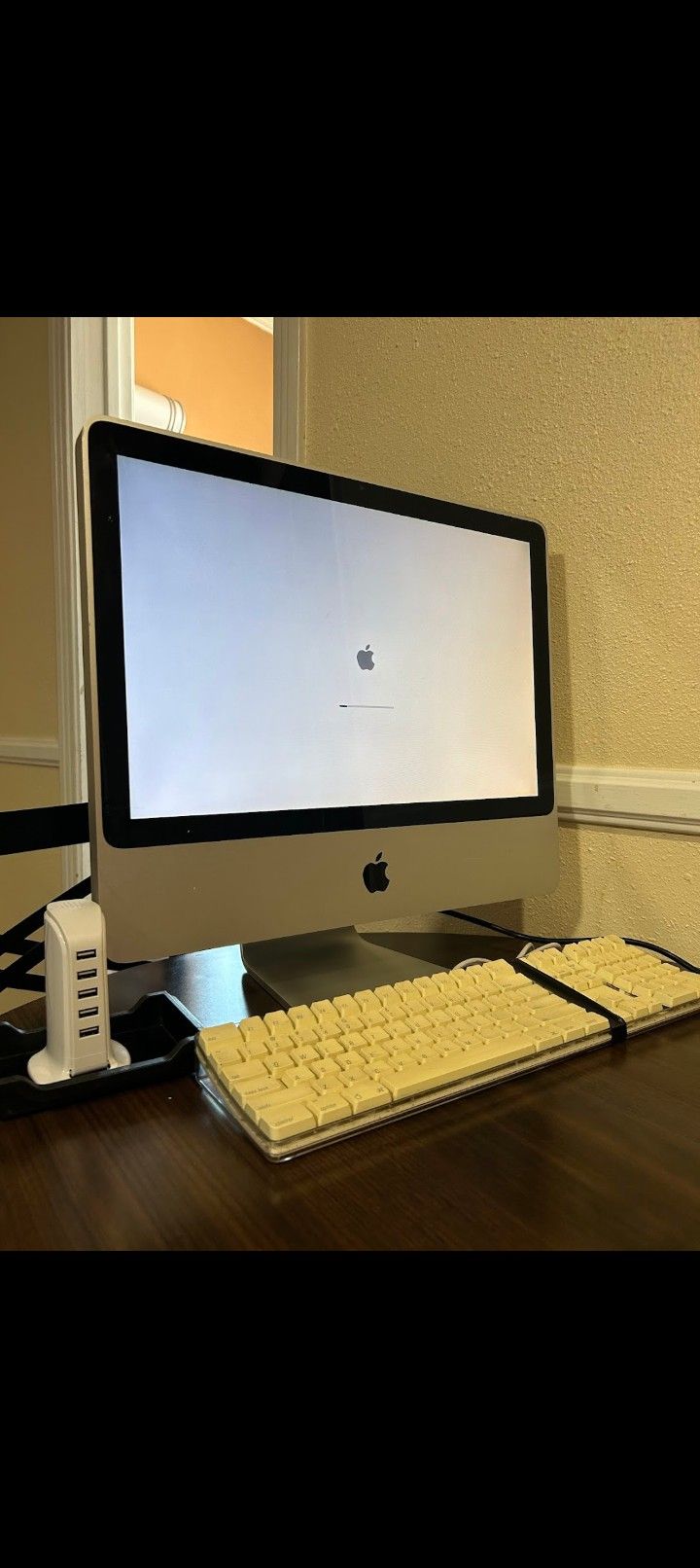 APPLE DESKTOP MONITOR W/ KEYBOARD