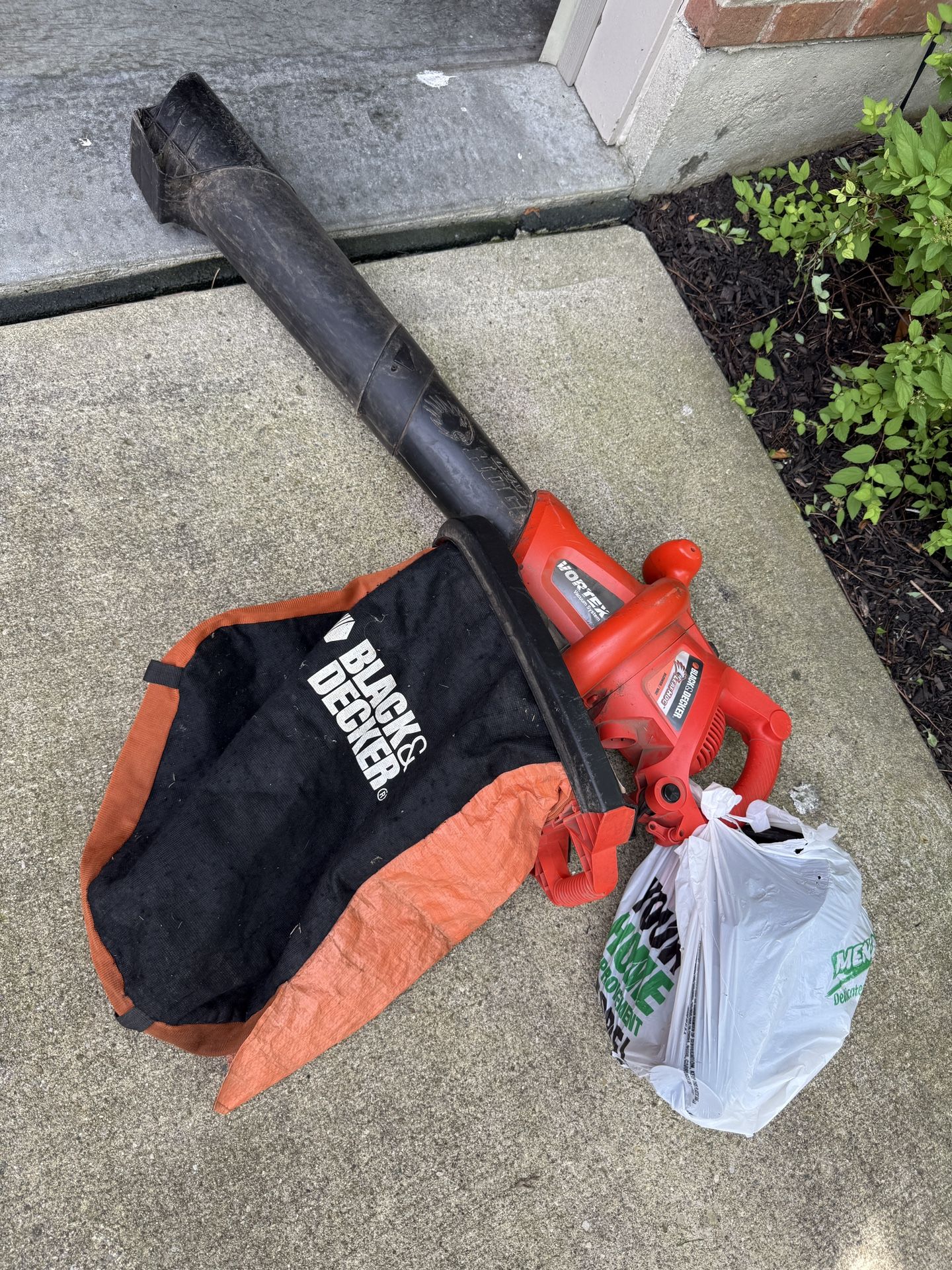 Black N Decker LeafHog Electric Leaf Blower and Vacuum! In great shape! 
