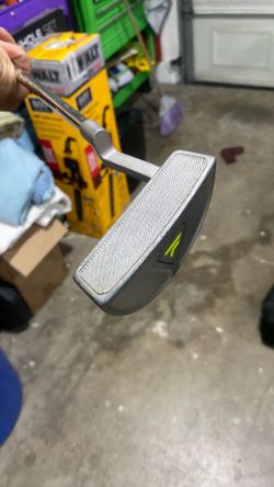 Top flight golf putter