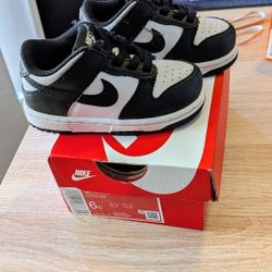 Size 6 Black and White Low Nike