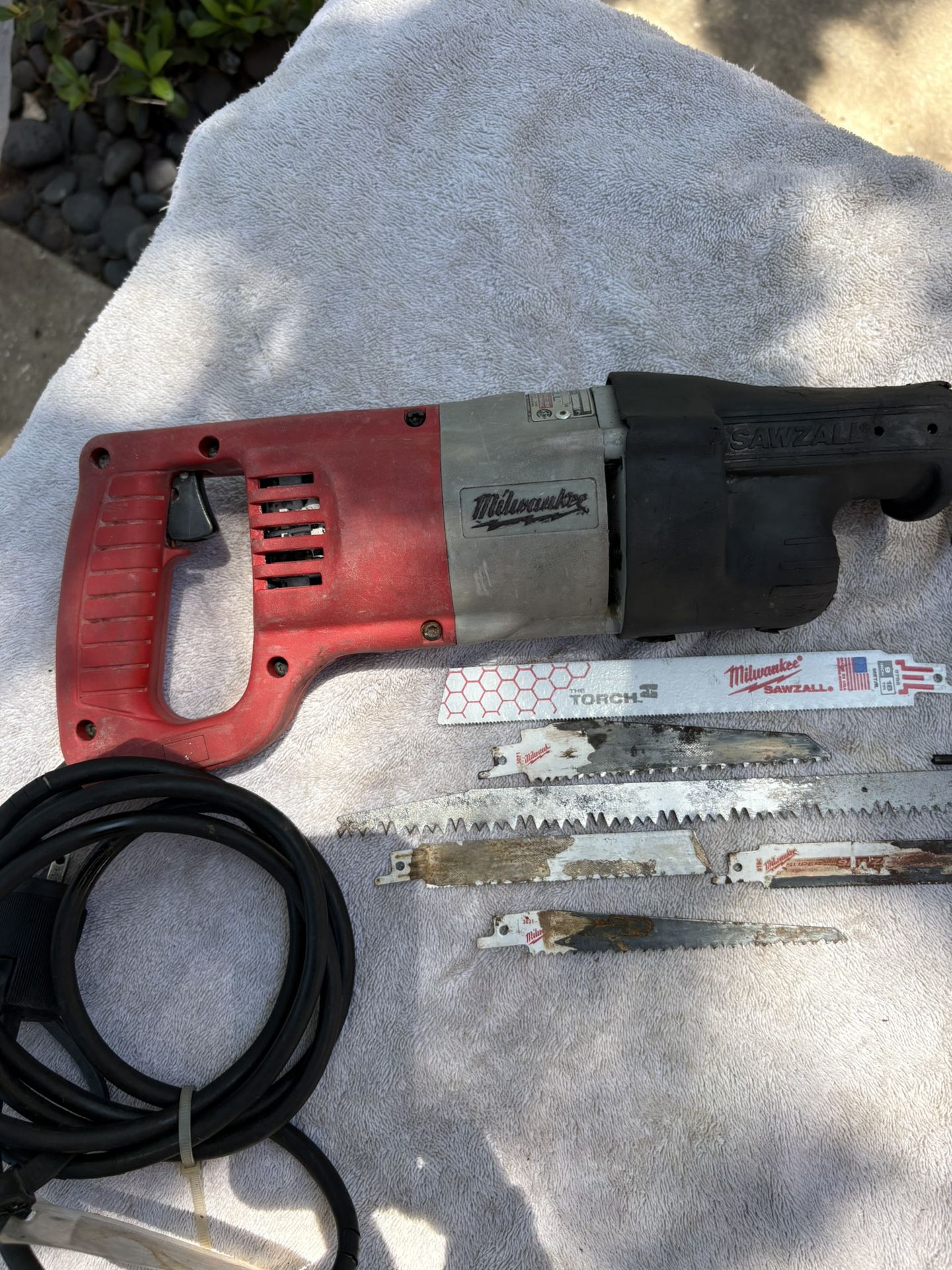 Milwaukee Heavy Duty Recip Saw Kit-6627 -8 Amp, Clean, Wrench, Blades, 9’ Cord