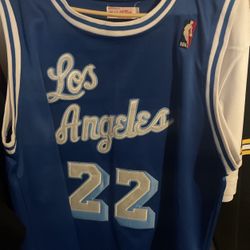 Mitchell & Ness Men's Elgin Baylor Los Angeles Lakers 1960-61 Hardwood Classics Swingman jersey.  