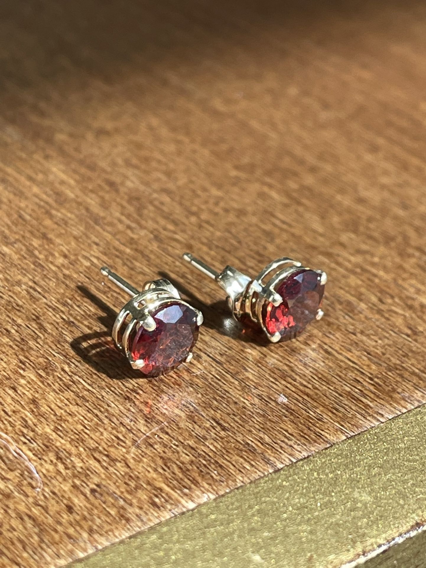 14k Yellow Gold Garnet Stud Earrings 