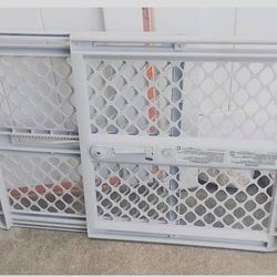 Safety Pet Gate Excellent Condition 