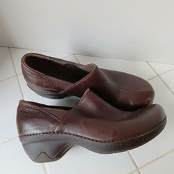 Patagonia Womens Clogs. Size 9 Slip On Leather Mule Shoes