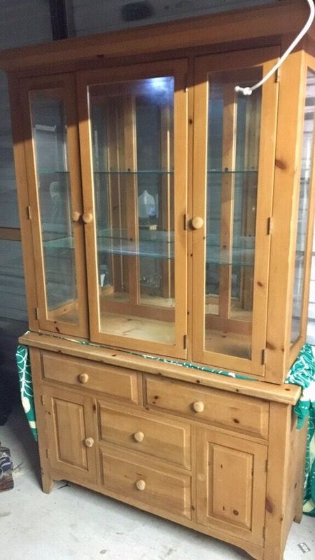 Broyhill 'Fontana' Pine Illuminated China Cabinet