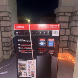 BRAND NEW MINI FRIDGE 3.3