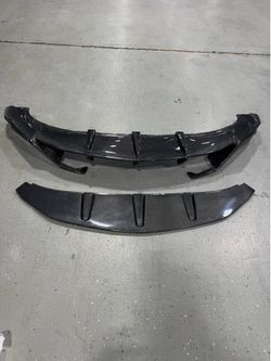 Carbon fiber auto car spoiler (Don’t know the model) damaged