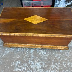 Vintage Small Cedar Hope Chest 25” Wide X 12 Inches X 13 Inches Tall In Good Condition 