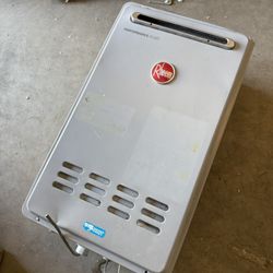 RHEEM NATURAL GAS WATER HEATER TANKLESS 9.5GPM (SMALL LEAK)