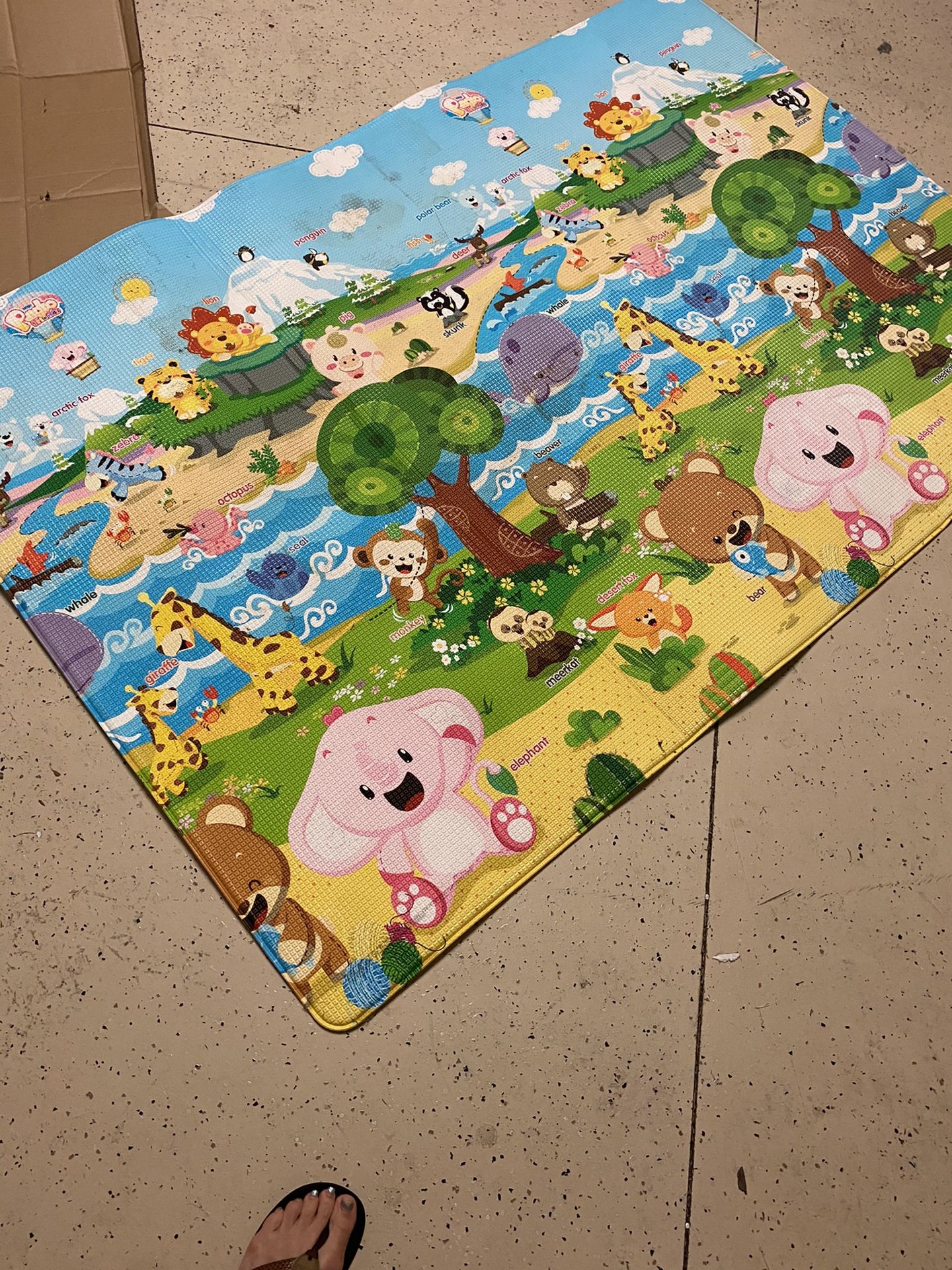 Reversible baby play mat