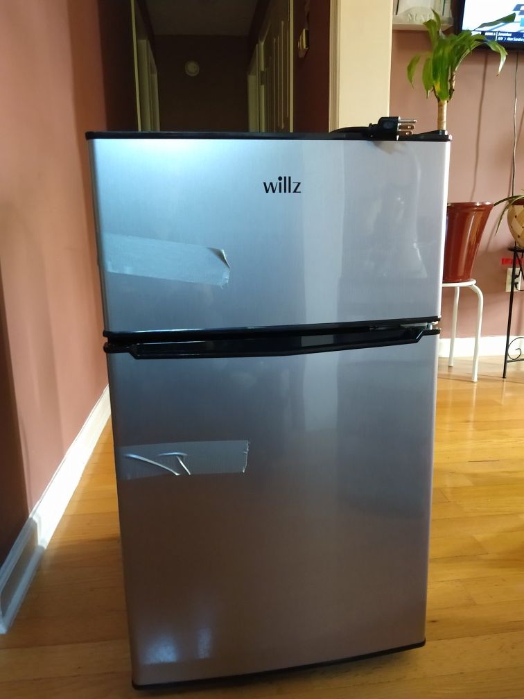Willz 3.1 cu ft Energy Star Compact Refrigerator WLR31TS1E