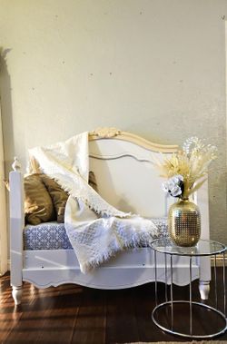 Vintage Antigue Bench!