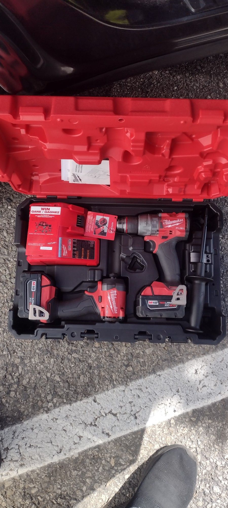 Milwaukee m18 fuel brushless cordless gen-4th combo kit impact and Charger new battery y hammer drill used  firm price