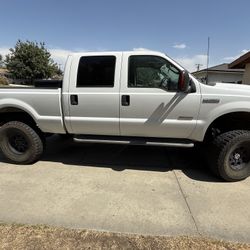 2005 F250 Lariat Super Duty Crew Cab• 4D 6 3/4 ft
