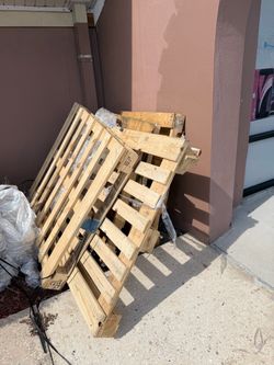 Wooden Shipping Pallets Set for FREE