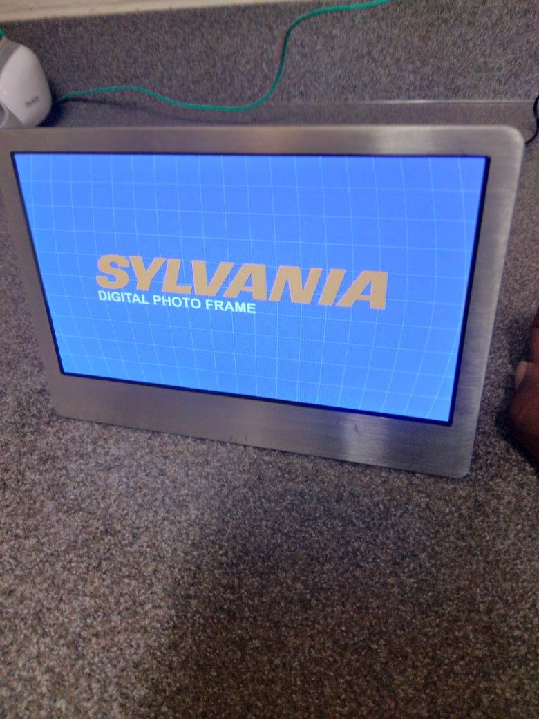 SYLVANIA 7" DIGITAL PHOTO FRAME