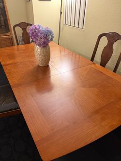 Beautiful Wood Dining Table & 6 Chairs – Built-In Leaf