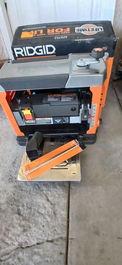 RIDGID Thickness Planer include a extra set of blades