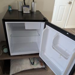 Hisene Mini Fridge (Black)