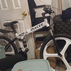 MACCE FOLDING MOUNTAIN BIKE $130