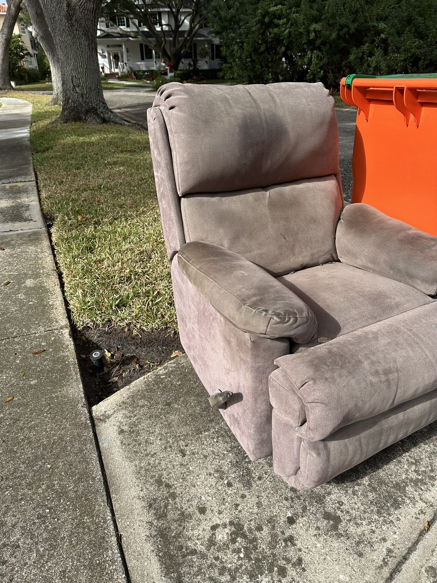 Recliner - FREE PICK UP ONLY 