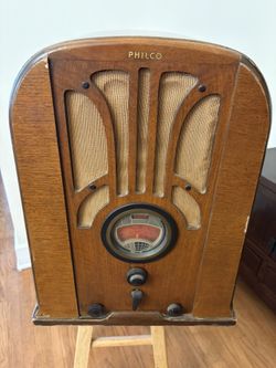 Vintage 1930s Philco Tube Radio – Art Deco Wood Cabinet – Works – Light Hum