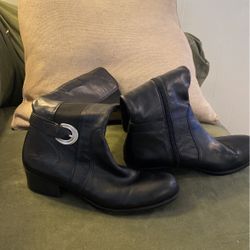 LADIES BLACK LEATHER NATURALIZER BOOTS