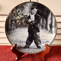 1996 Enesco Kim Anderson I Know How to Win A Heart Plate With Stand